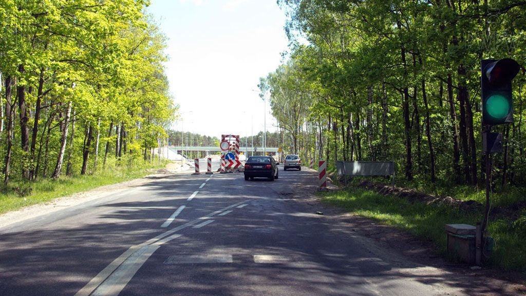Darf man in der dargestellten Situation auf den verengten Straßenabschnitt hinauffahren, ohne vor dem Lichtsignalgeber angehalten zu haben?